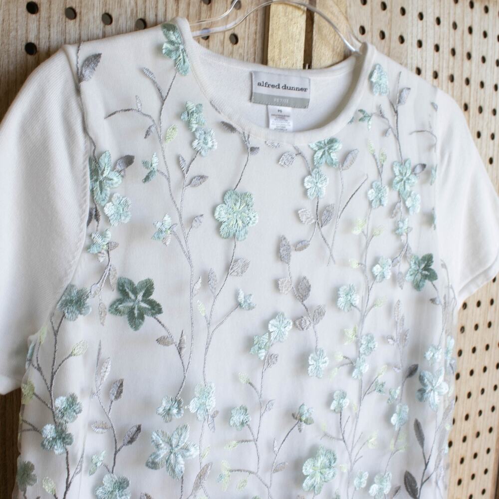 Alfred Dunner Womens SIZE Petite Small Mesh Embroidered White Top - Picture 2 of 8